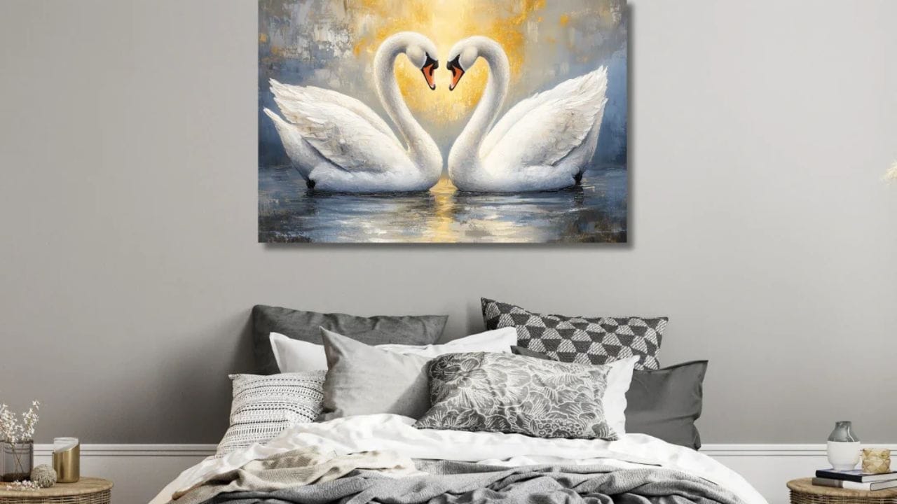 બેડરૂમમાં હંસની જોડીનો ફોટો લગાવવાથી પણ ઘણા ફાયદા થાય છે. બેડરૂમમાં આ ફોટો રાખવાથી વૈવાહિક જીવન પર સકારાત્મક અસર પડે છે. તે પતિ-પત્ની વચ્ચે તણાવ અને સંઘર્ષ ઘટાડે છે અને પ્રેમમાં વધારો કરે છે.
