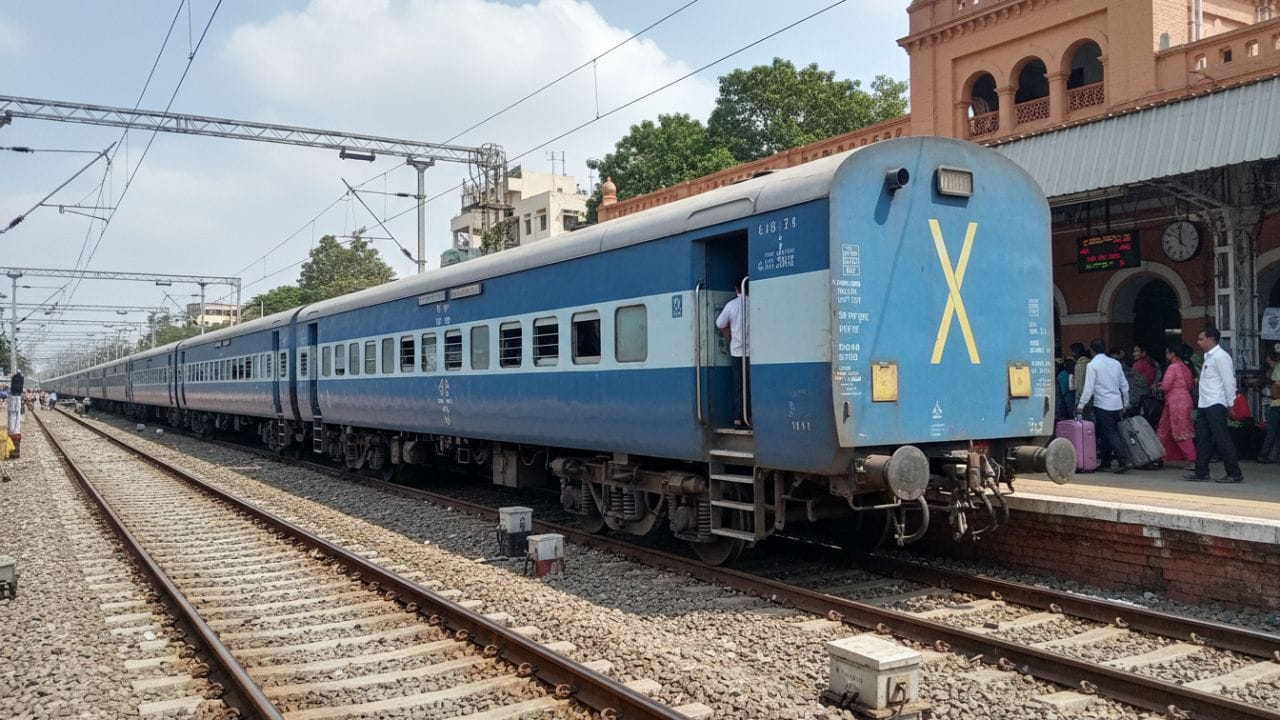 આ વાત ધ્યાનમાં લેવી જરૂરી છે કે ટ્રેનના છેલ્લાં ડબ્બા પર માત્ર X જ નથી હોતું. ત્યાં LV નામનું ચિહ્ન પણ લગાવવામાં આવે છે, જે દિવસ દરમિયાન ટ્રેનના છેલ્લાં વાહન તરીકે તેની ઓળખ કરાવે છે. જ્યારે રાત્રિનો સમય હોય છે, ત્યારે સુરક્ષા માટે ટેલલાઇટ્સ લગાવવામાં આવે છે. રાત્રે X ની જગ્યાએ અથવા તેની સાથે લાલ રંગની ટેલલાઇટ પ્રગટે છે, જે રેલવે સ્ટાફને સ્પષ્ટ સંકેત આપે છે કે ટ્રેનના તમામ ડબ્બા સંપૂર્ણ રીતે જોડાયેલા છે અને ટ્રેન સલામત રીતે આગળ વધી રહી છે. ( Credits: AI Generated )