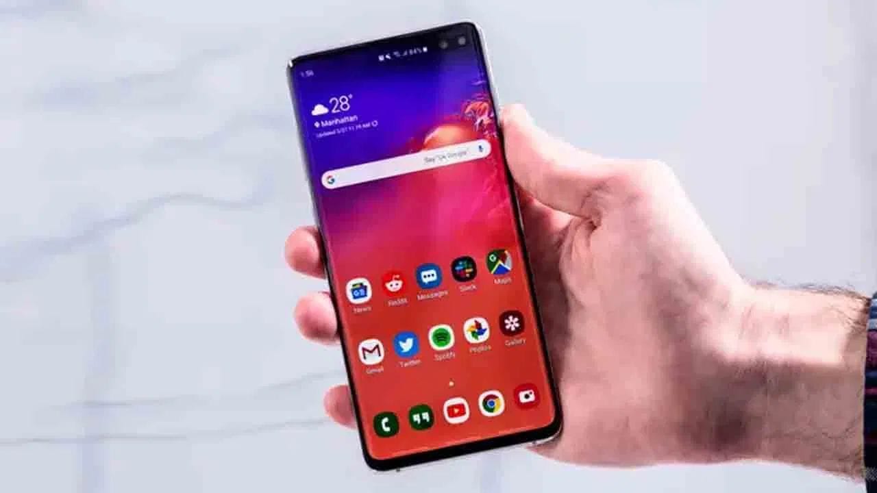 ડેટા બેકઅપ: આજકાલ પર્સનલ અને ફાઇનાન્સિયલ સહિતનો તમામ મહત્વપૂર્ણ ડેટા તમારા ફોનમાં સ્ટોર થાય છે. આથી, ફાઇલ મેનેજર, ક્લાઉડ અને ગૂગલ ડ્રાઇવ સહિત તમામ જગ્યાએ સ્ટોર ડેટાનો બેકઅપ લઈ લો. આનાથી ડેટા ડિલીટ થવાનું જોખમ ઓછું રહે છે.