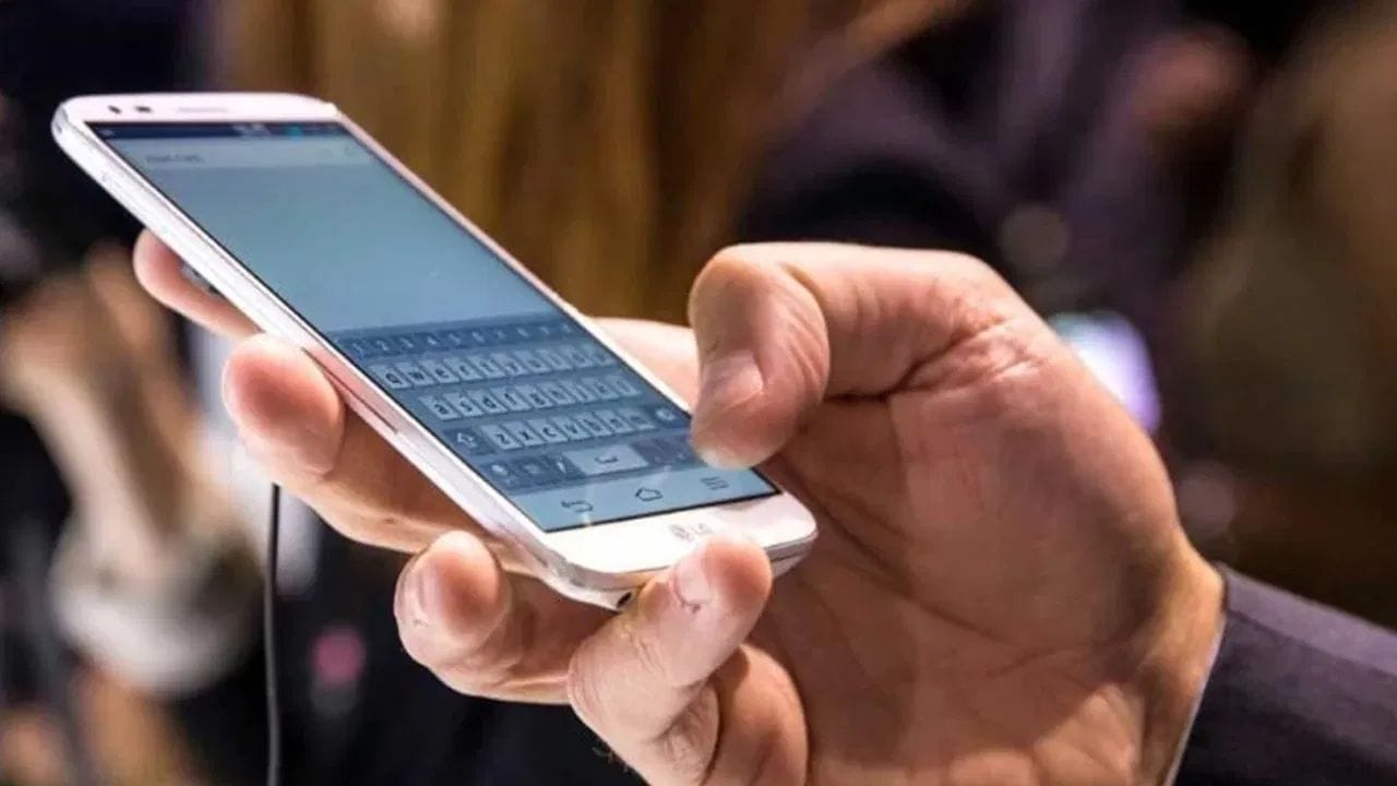 ફિંગરપ્રિન્ટ લોક અને બીજા લોક દૂર કરો: તમારો મોબાઈલ વેચતા પહેલા બધા પાસવર્ડ, ફિંગરપ્રિન્ટ અને ફેસ આઈડી લોક કાઢી નાખો. આનાથી તમારું કોઈપણ બાયોમેટ્રિક્સ ફોનમાં સ્ટોર થશે નહીં.