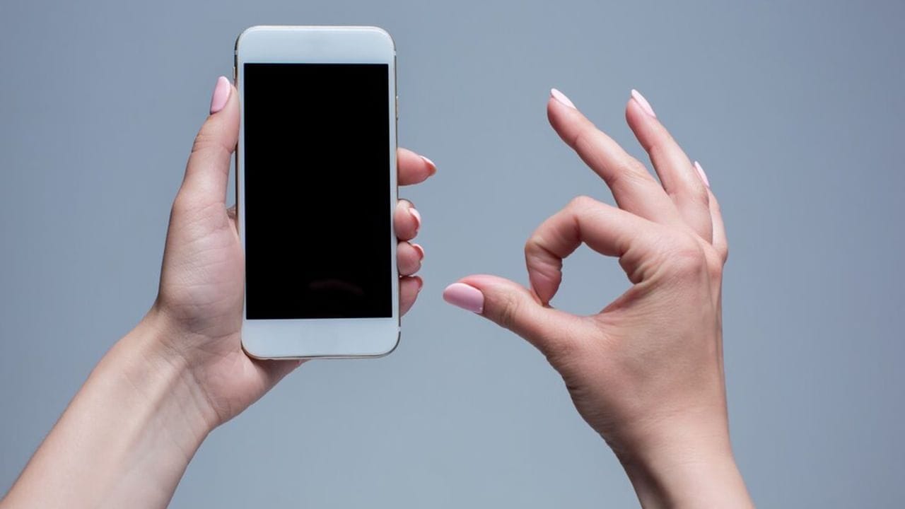 ફોન ક્લિયર રાખો: જો તમે તમારા ફોનને બજારમાં વેચવા માંગતા હોવ, તો સારી કિંમત મેળવવા માટે તેને સાફ રાખવો જરૂરી છે. જો ફોનમાં સ્ક્રેચ હોય અથવા ચાર્જિંગ પોર્ટ અને સ્ક્રીન ગાર્ડ વગેરે નીચે ધૂળ હોય, તો તમને તેની સારી કિંમત નહીં મળે. આથી, ફોન અને તેની એસેસરીઝને વેચતા પહેલા સાફ જરૂરથી કરો.