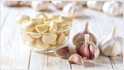 સવારે એક ગ્લાસ નવશેકા પાણી સાથે 1-2 લસણની કળી ચાવવી સ્વાસ્થ્ય માટે અત્યંત ફાયદાકારક છે. જો તમે લસણની તીવ્ર ગંધથી પરેશાન છો, તો તમે તેને નાના ટુકડામાં કાપીને પણ પાણી સાથે ગળી શકો છો.