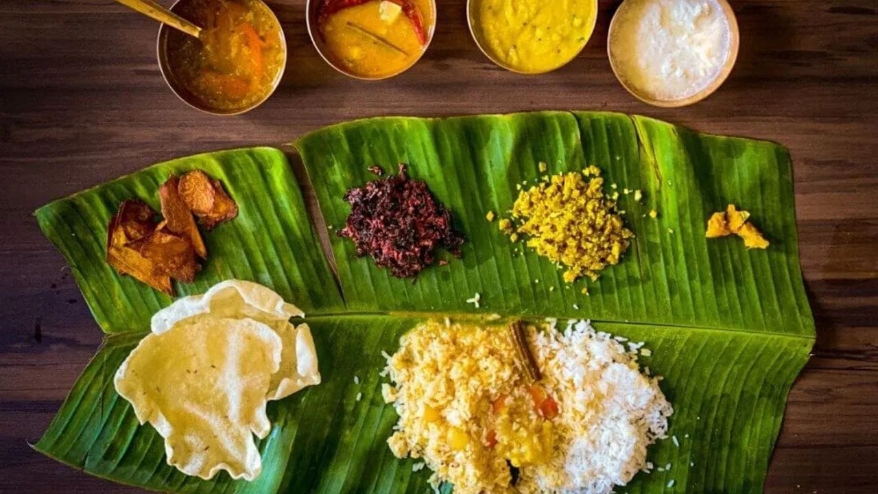 કેળના પાન પર જ્યારે ગરમ ભોજન રાખવામાં આવે છે, ત્યારે તેની સપાટીમાંથી હળવી, માટી જેવી સુગંધ નીકળે છે. આ સુગંધ સાંભાર, રસમ અને ચોખા જેવી પરંપરાગત વાનગીઓના સ્વાદને વધારે છે. 