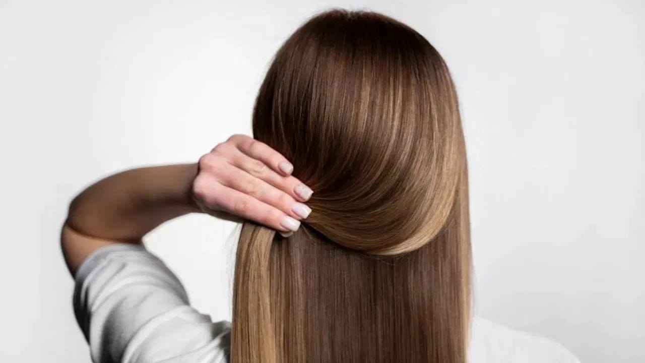 નાળિયેર તેલમાં કલોંજીના બીજ (કાળા જીરાના બીજ) ઉમેરીને લગાવવાથી પણ વાળનો ગ્રોથ (વિકાસ) સારો થાય છે. આનાથી વાળ સફેદ થવાની સમસ્યા દૂર થઈ શકે છે.