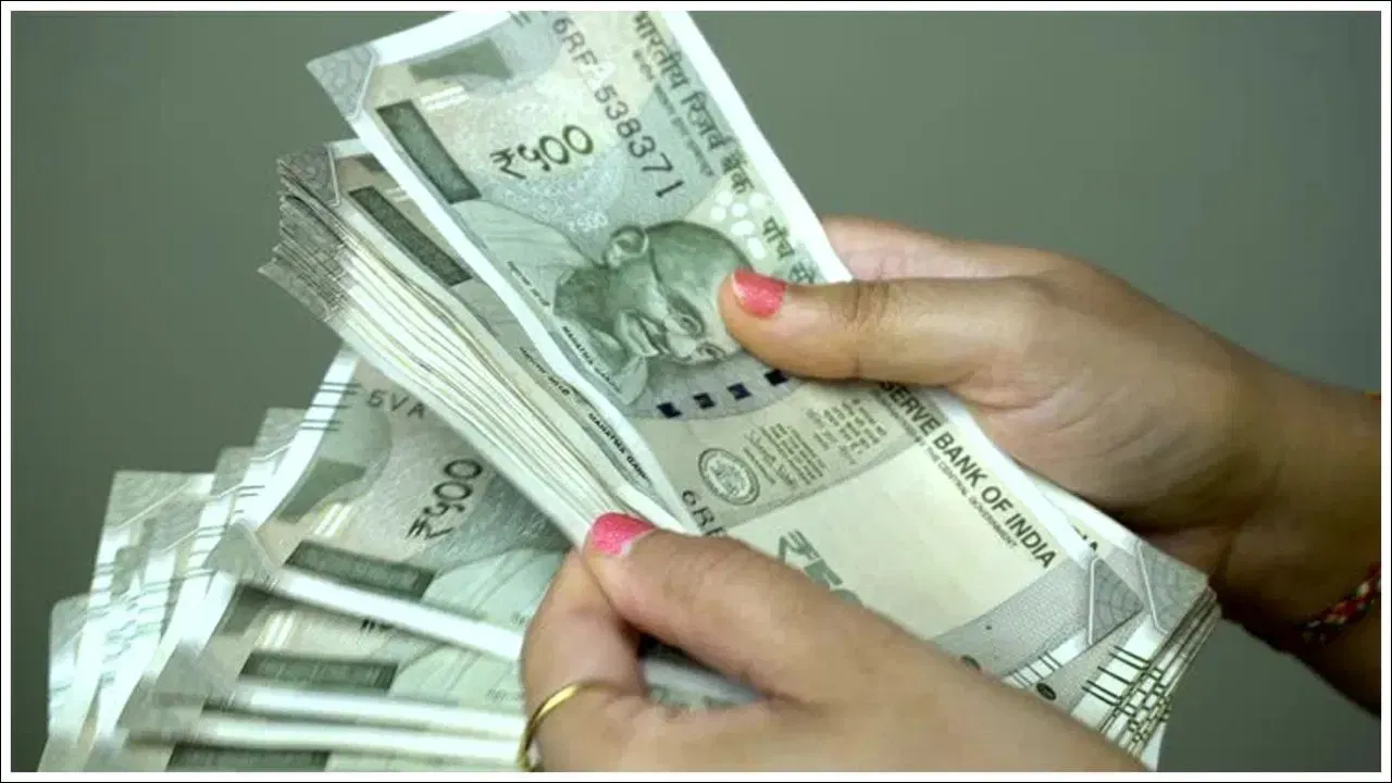 સરકારે કેન્દ્રીય બજેટ 2023 માં ઇન્ડેક્સેશન લાભો દૂર કર્યા, જેના કારણે ડેટ ફંડ્સમાં લાંબા ગાળાના રોકાણો પર અસર પડી છે. વોલટ્રસ્ટના ડિરેક્ટર અને સહ-સ્થાપક રાહુલ ભૂટોરિયાએ જણાવ્યું હતું કે જ્યારે અર્થતંત્રને સ્થિર સ્થાનિક મૂડીની જરૂર છે ત્યારે નીતિગત ફેરફારથી ડેટ મ્યુચ્યુઅલ ફંડ્સનું આકર્ષણ ઘટી ગયું છે.