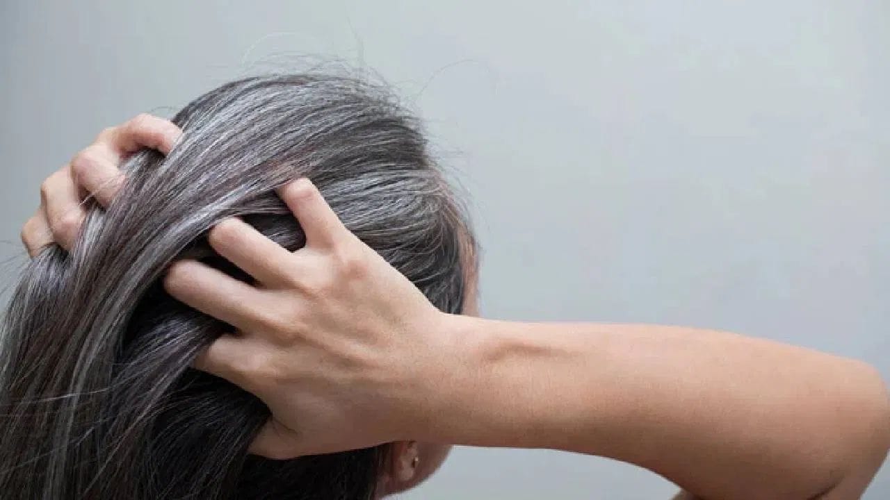 ચા મોટાભાગના લોકો પીવે છે પરંતુ શું તમે જાણો છો કે, આ જ ચા તમારા વાળને કાળા પણ કરી શકે છે? જો તમે નેચરલી રીતે તમારા વાળ કાળા કરવા માંગતા હોવ, તો 'ચા'ના પાણીનો ઉપયોગ ફાયદાકારક રહેશે. આમાં હાજર ટેનિક એસિડ વાળને નેચરલી કાળો રંગ આપે છે. આ કરવા માટે, 'ચા'ના પાનને એક કપ પાણીમાં ઉકાળો અને ઠંડુ થયા બાદ તેને ગાળી લો. હવે શેમ્પૂ કર્યા પછી આ પાણીથી તમારા વાળ ધોઈ લો. આને 10-15 મિનિટ માટે રહેવા દો અને પછી સામાન્ય પાણીથી ધોઈ લો.