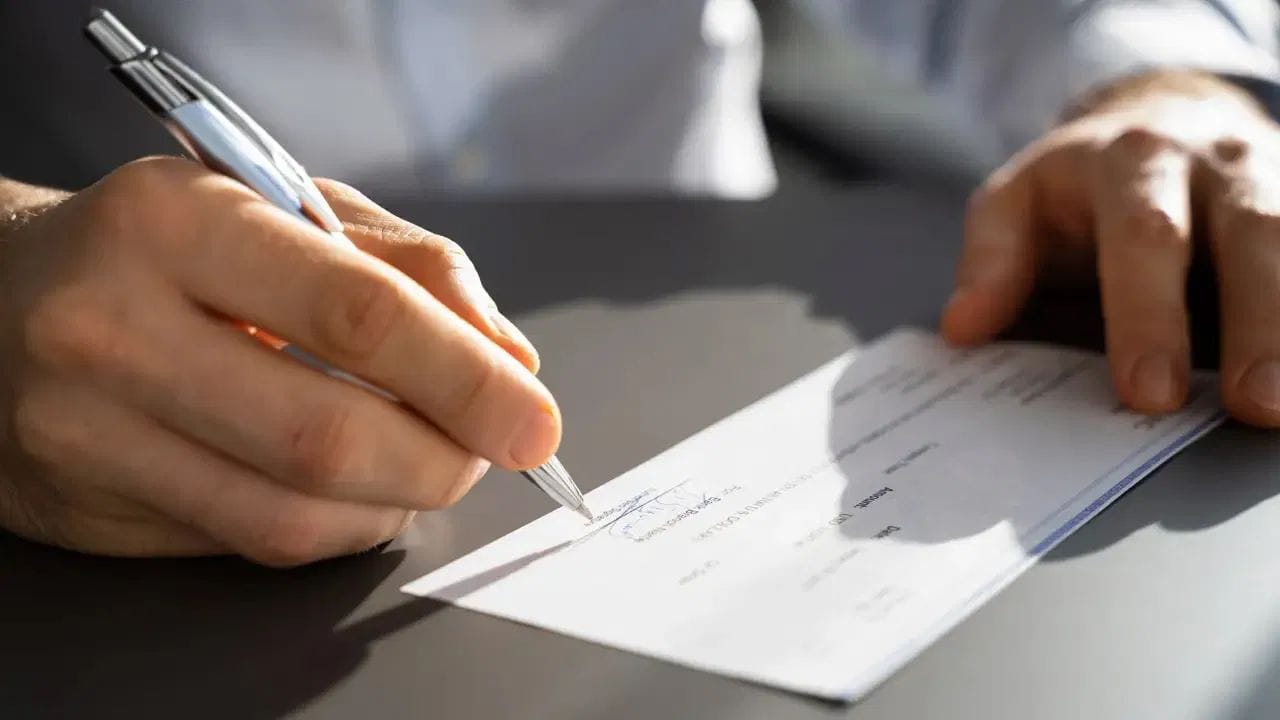 એન્ડોર્સમેન્ટ એટલે ચેક જમા કરાવવાની કે રોકડ કરવાની પરવાનગી આપવી. એવામાં જ્યારે પેયી ચેકની પાછળ સહી કરે છે, ત્યારે તે સાબિત કરે છે કે, તેને ચેક મળ્યો છે. બેંક આ સહી પુરાવા તરીકે રાખે છે. ભવિષ્યમાં કોઈપણ વિવાદના કિસ્સામાં આ સહી ઉપયોગી સાબિત થાય છે. આનાથી ટ્રાન્ઝેક્શનમાં ટ્રાન્સપેરેન્સી જળવાઈ રહે છે.