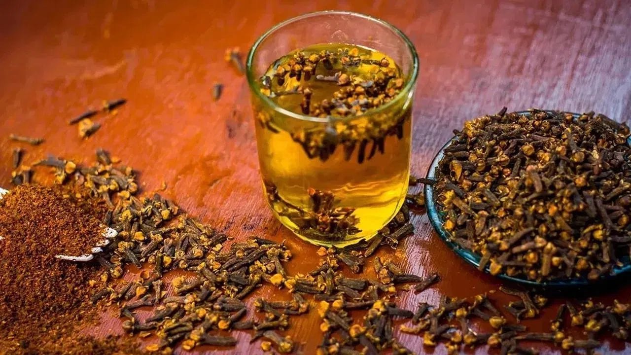 લવિંગમાં ઘણા ઔષધીય ગુણો રહેલા છે. રાત્રે સૂતા પહેલા તેનું પાણી પીવાથી ઊંઘ ગાઢ આવે છે અને શરીર તથા મગજ બંનેને ફાયદો થાય છે. લવિંગમાં રહેલ મુખ્ય તત્વ 'યુજેનોલ' નેચરલ એન્ટીઓક્સીડેન્ટ અને એન્ટીબેક્ટેરિયલ ગુણોથી ભરપૂર હોય છે, જે શરીરની અનેક પ્રણાલીઓને સક્રિય કરે છે.