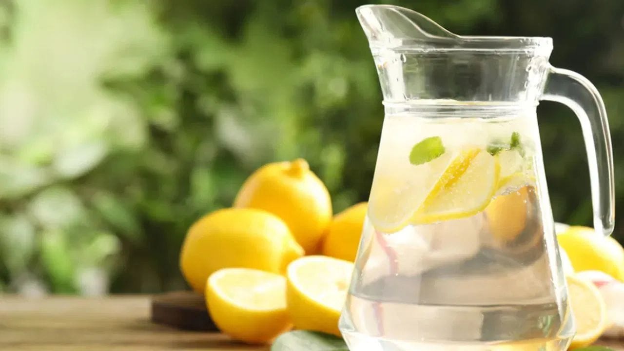 લીંબુ પાણીને વૈજ્ઞાનિક દૃષ્ટિએ ખૂબ જ સ્વાસ્થ્યવર્ધક પીણું માનવામાં આવે છે, જેને તમે દરરોજ પી શકો છો પરંતુ મર્યાદિત માત્રામાં જ તેનું સેવન સુરક્ષિત માનવામાં આવે છે. તમે આખા દિવસમાં માત્ર 01 ગ્લાસ (200-250 ml) પાણી જ પીવો. સારા સ્વાસ્થ્ય માટે તેને હળવા હુંફાળા પાણીમાં ભેળવીને પીવો. વધુ સારું રહેશે કે, તમે સવારે ખાલી પેટે અથવા ગમે ત્યારે જમવાના આશરે 30 મિનિટ પહેલા લીંબુ પાણી પીવો.