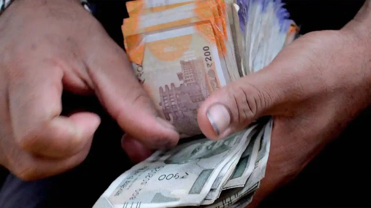 આની સાથે જ 7% વ્યાજ સબસિડી અને ડિજિટલ પેમેન્ટને પ્રોત્સાહન આપવા જેવા ફાયદા પણ મળે છે. નવી ગિગ વર્કર્સ સ્કીમમાં પણ આ પ્રકારનું જ માળખું અપનાવવામાં આવે તેવી શક્યતા છે. આ સ્કીમનો લાભ એ જ કામદારોને મળશે કે, જેમની ઓળખ સરકારી રેકોર્ડમાં નોંધાયેલી હશે.