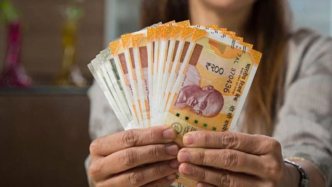 આ નવી સ્કીમ પ્રધાનમંત્રી સ્ટ્રીટ વેન્ડર્સ આત્મનિર્ભર નિધિ (PM-SVANidhi) યોજનાથી પ્રેરિત હશે. પીએમ-સ્વનિધિ હેઠળ પ્રથમ તબક્કામાં 10,000 રૂપિયાની લોન આપવામાં આવે છે, જેને સમયસર ચૂકવવા પર આગળ 20,000 અને પછી 50,000 રૂપિયા સુધીની લોન મળી શકે છે. 