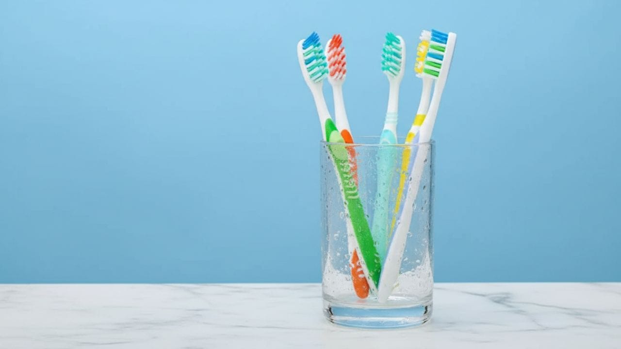 સોશિયલ મીડિયા પરના દાવાઓ અને અહેવાલો મુજબ એવું કહેવામાં આવે છે કે, ઈસવીસન પૂર્વે 3500-3000 માં બેબીલોન અને ઇજિપ્તના રહેવાસીઓએ ટૂથબ્રશનો ઉપયોગ કર્યો હતો. લોકોનું માનવું છે કે, તે સમયગાળામાં લોકો લાકડાના ટુકડાનો આગળનો ભાગ ચાવતા હતા, જેથી તેને નરમ બનાવી શકાય અને દાંત સાફ કરી શકાય.