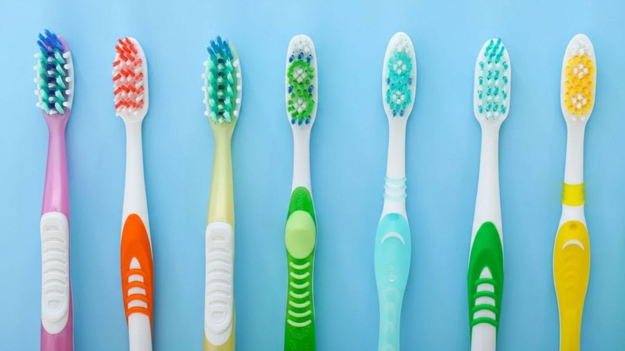 ઘણીવાર ટૂથબ્રશમાં બ્રિસલ્સ એક જ રંગના હોય છે પરંતુ ઘણીવાર તે મલ્ટીકલરમાં જોવા મળે છે. આમાંથી એક ડ્યુઅલ કલર (બે રંગના) ટૂથબ્રશ પણ આવે છે, જેમાં માત્ર બે જ રંગ હોય છે. લગભગ દરેક ઘરમાં બે રંગના બ્રિસલ્સવાળા ટૂથબ્રશ જોવા મળે છે. એવામાં શું તમે ક્યારેય વિચાર્યું છે કે, ટૂથબ્રશના બ્રિસલ્સમાં 2 રંગ જ કેમ હોય છે?