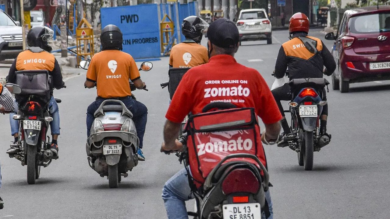 મીડિયા રિપોર્ટ્સ અનુસાર, આ યોજના એપ્રિલથી અમલમાં આવી શકે છે. આનું માળખું કેન્દ્રીય આવાસ અને શહેરી બાબતોના મંત્રાલય દ્વારા તૈયાર કરવામાં આવ્યું છે. આ સ્કીમનો હેતુ સ્વિગી, ઝોમેટો, ઝેપ્ટો, બ્લિંકિટ જેવા પ્લેટફોર્મ્સ પર કામ કરતા ડિલિવરી વર્કર્સ, ઘરેલું મદદનીશો અને બીજા અસંગઠિત શહેરી કામદારો (Other Unorganized Urban Workers) ને આર્થિક ટેકો આપવાનો છે. 