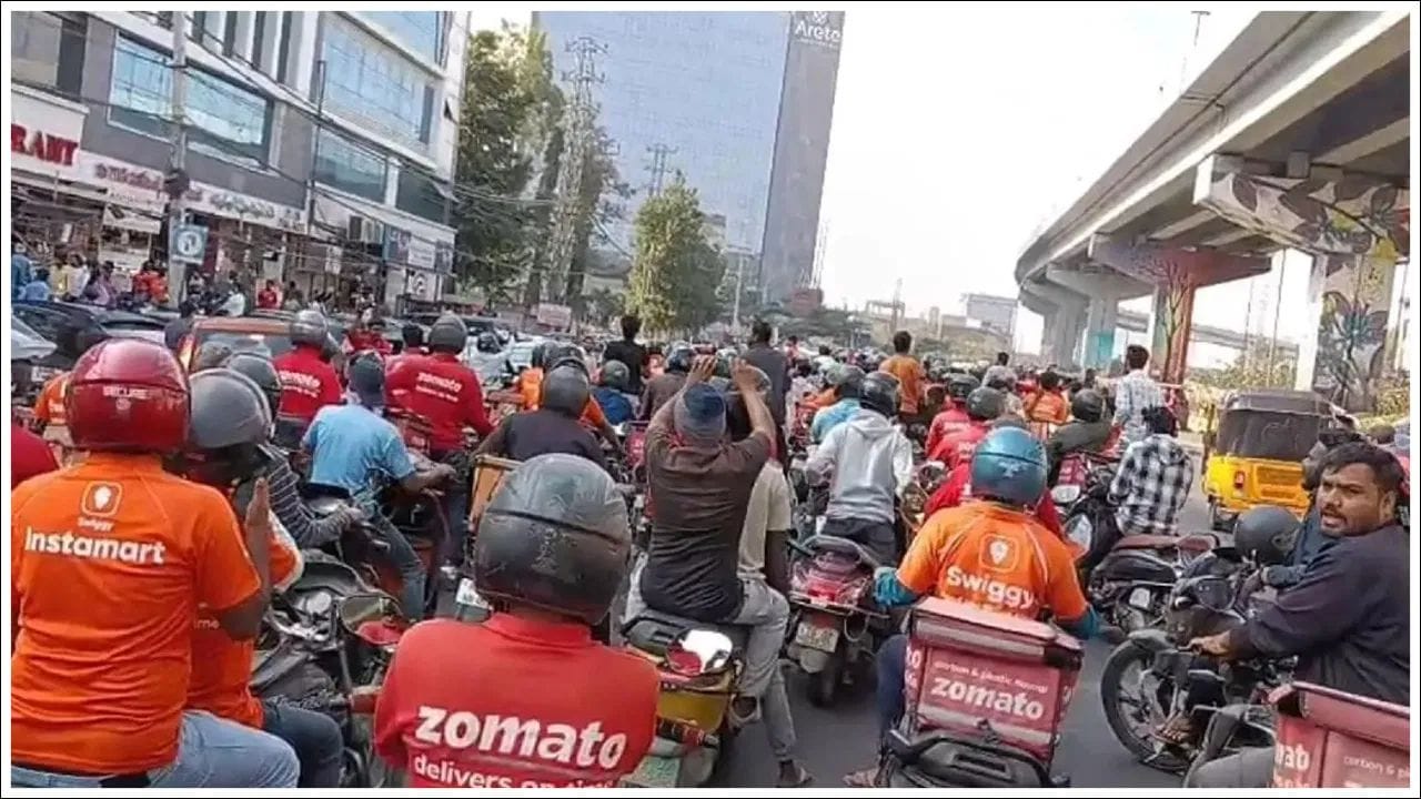 ડિલિવરી એપ્સ પર ઓર્ડર પહોંચાડનારા, ઘરોમાં કામ કરનારા અને દરરોજ કમાઈને ગુજરાન ચલાવનારા લાખો ગિગ વર્કર્સ (Gig Workers) ને સરકાર મોટી રાહત આપવાની તૈયારી કરી રહી છે. સરળ શબ્દોમાં જોઈએ તો, હવે એવા લોકોને બેંકિંગ સિસ્ટમ સાથે જોડવાની દિશામાં એક મહત્વપૂર્ણ પગલું ભરવામાં આવી રહ્યું છે કે, જેમની પાસે કાયમી નોકરી, પગાર સ્લિપ કે મજબૂત CIBIL સ્કોર નથી.