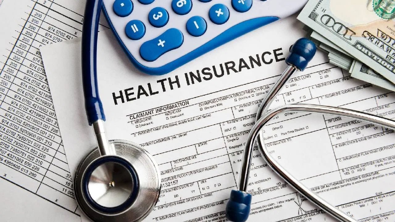 સરકારે સેન્ટ્રલ ગવર્મેન્ટ હેલ્થ સ્કીમ એટલે કે 'CGHS' ના લાભાર્થીઓ માટે 'પરિપૂર્ણ મેડિક્લેમ આયુષ વીમા' લોન્ચ કર્યો છે. આનો લાભ હાલના સરકારી કર્મચારીઓ અને પેન્શનધારકોને મળશે. નાણા મંત્રાલયના ડિપાર્ટમેન્ટ ઓફ ફાઈનાન્શિયલ સર્વિસીસ (DFS) દ્વારા આ હેલ્થ ઈન્શ્યોરન્સ પ્લાન લોન્ચ કરવામાં આવ્યો છે. આનો મુખ્ય હેતુ સરકારી કર્મચારીઓને વધુ સારી મેડિકલ કવરેજ અને સારવારની સુવિધા પૂરી પાડવાનો છે.