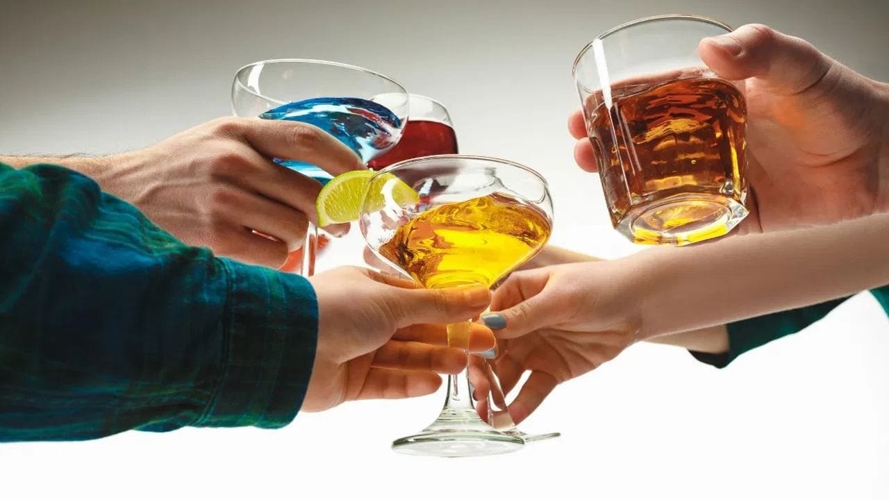 આનાથી વિપરીત, મહિલાઓના શરીરમાં ફેટ ટિશ્યુ (Fatty tissues) વધુ અને પાણી ઓછું હોય છે, જેના કારણે આલ્કોહોલ ઓછો ડાયલ્યુટ થઈ શકે છે અને તેની અસર વધુ 'કન્સન્ટ્રેટેડ' તેમજ તીવ્ર હોય છે. દારૂ સીધો સેન્ટ્રલ નર્વસ સિસ્ટમ પર હુમલો કરે છે. સંશોધન સૂચવે છે કે, સ્ત્રીઓનું મગજ દારૂના રસાયણો પ્રત્યે વધુ સંવેદનશીલ હોય છે.