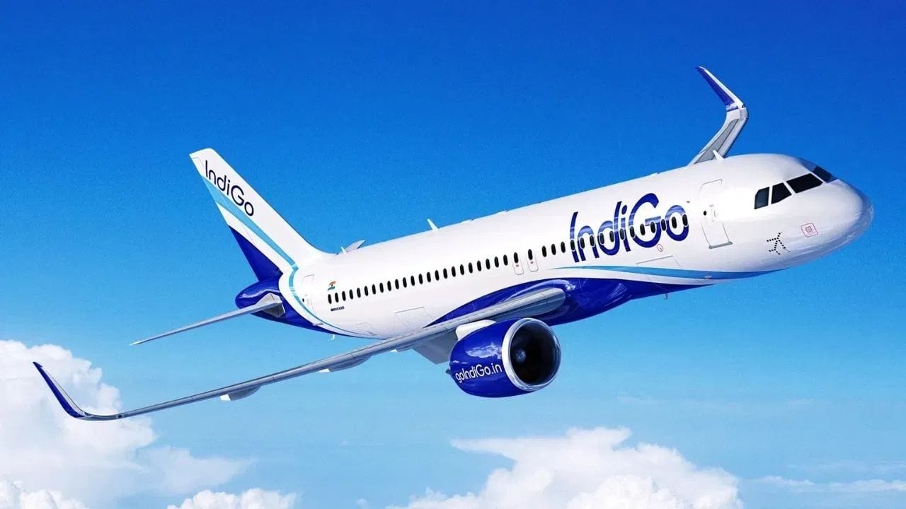 જો તમે ડોમેસ્ટિક ફ્લાઇટ્સ પર ઇન્ડિગો (IndiGo) ના ડાયરેક્ટ ચેનલ્સ જેવી કે વેબસાઇટ અથવા એપ દ્વારા સીધું બુકિંગ કરો છો, તો 0 થી 24 મહિનાના શિશુઓ માત્ર ₹1 માં મુસાફરી કરી શકે છે.