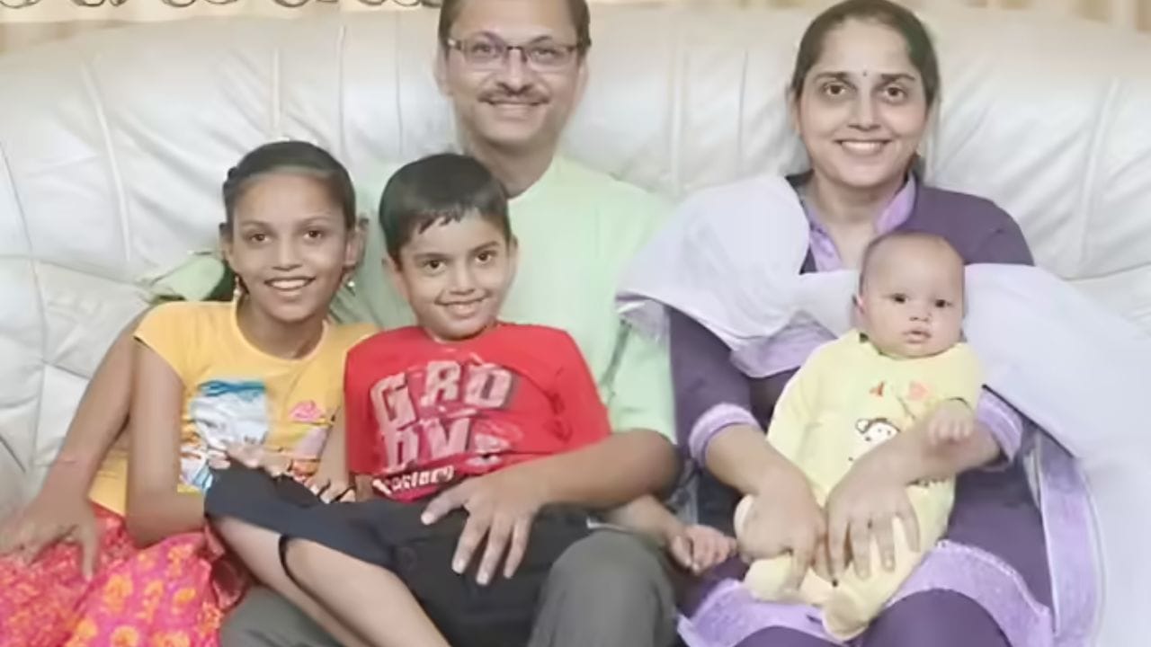 શ્યામ પાઠક અને રેશ્મીના લગ્ન 1 જૂન, 2003ના રોજ થયા હતા. તેમના લગ્નને 22 વર્ષ થયા છે અને તેઓ સુખી જીવન જીવી રહ્યા છે. તેમને એક પુત્રી, નિયતિ અને બે પુત્રો, પાર્થ પાઠક અને શિવમ પાઠક છે.