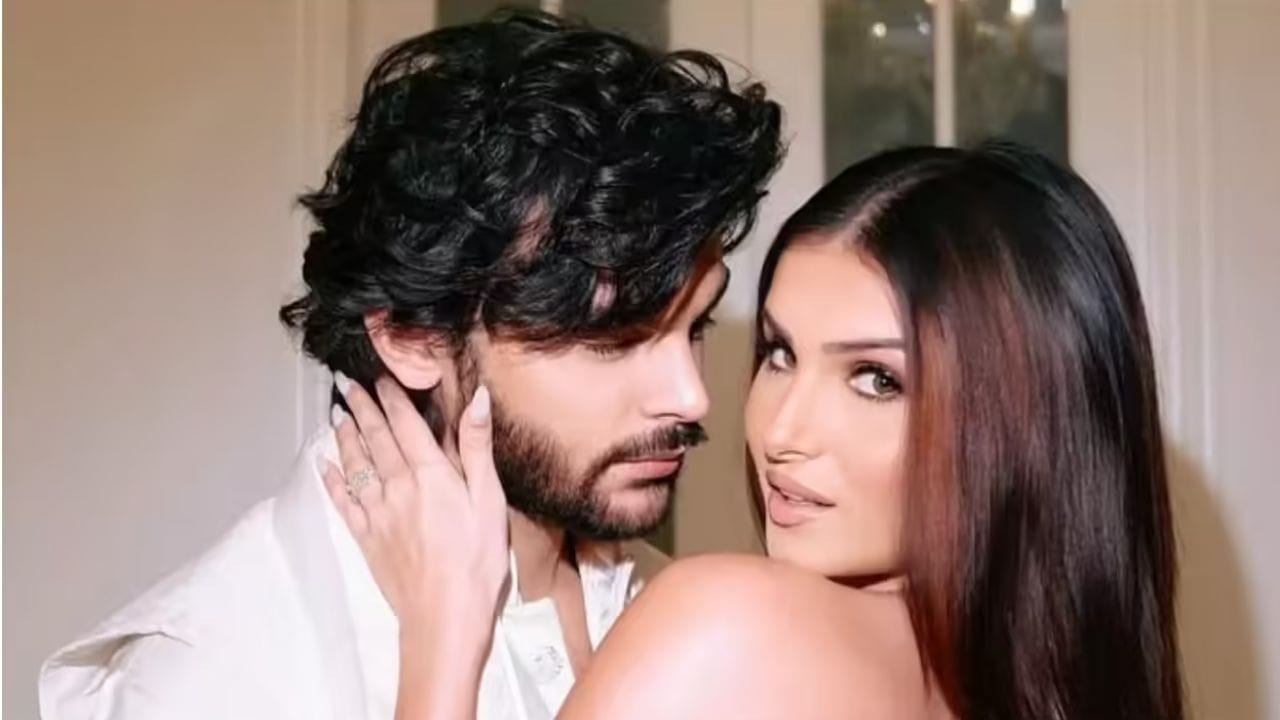 તાજેતરમાં, એપી ઢિલ્લોનના મુંબઈ કોન્સર્ટ પછી, તારા સુતારિયા અને વીર પહાડિયાના સંબંધો હેડલાઇન્સમાં આવ્યા હતા. એપી ઢિલ્લોનના કોન્સર્ટ દરમિયાન, તારા સુતારિયાએ પણ ગાયક સાથે પરફોર્મ કર્યું હતું.