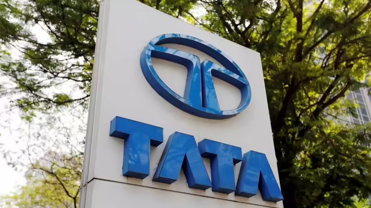 9 જાન્યુઆરી, 2025 ના રોજ ટાટા મોટર્સ PVના શેર ₹500.55 પર હતા, જે એક વર્ષનો રેકોર્ડ ઉચ્ચતમ સ્તર હતો. આ ઉચ્ચ સ્તરથી, તેઓ માત્ર ત્રણ મહિનામાં 33.01% ઘટીને ₹335.30 પર આવી ગયા, જે એક વર્ષનો રેકોર્ડ નીચો ભાવ હતો.