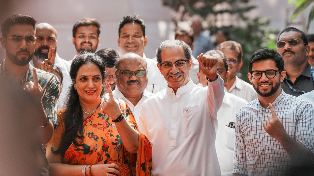 શિવસેના (UBT) ના વડા ઉદ્ધવ ઠાકરે મ્યુનિસિપલ ચૂંટણીમાં પોતાના તમામ પ્રયાસો કરી રહ્યા છે. તેમના મોટા પુત્ર આદિત્ય ઠાકરે પછી, તેમણે તેમના નાના પુત્ર તેજસ ઠાકરેને પ્રચારમાં ઉતાર્યો હતો. વન્યજીવન સંશોધનમાં પોતાનું નામ બનાવનાર તેજસ યુવા મતદારોને પાર્ટી તરફ આકર્ષિત કરી શકે છે.