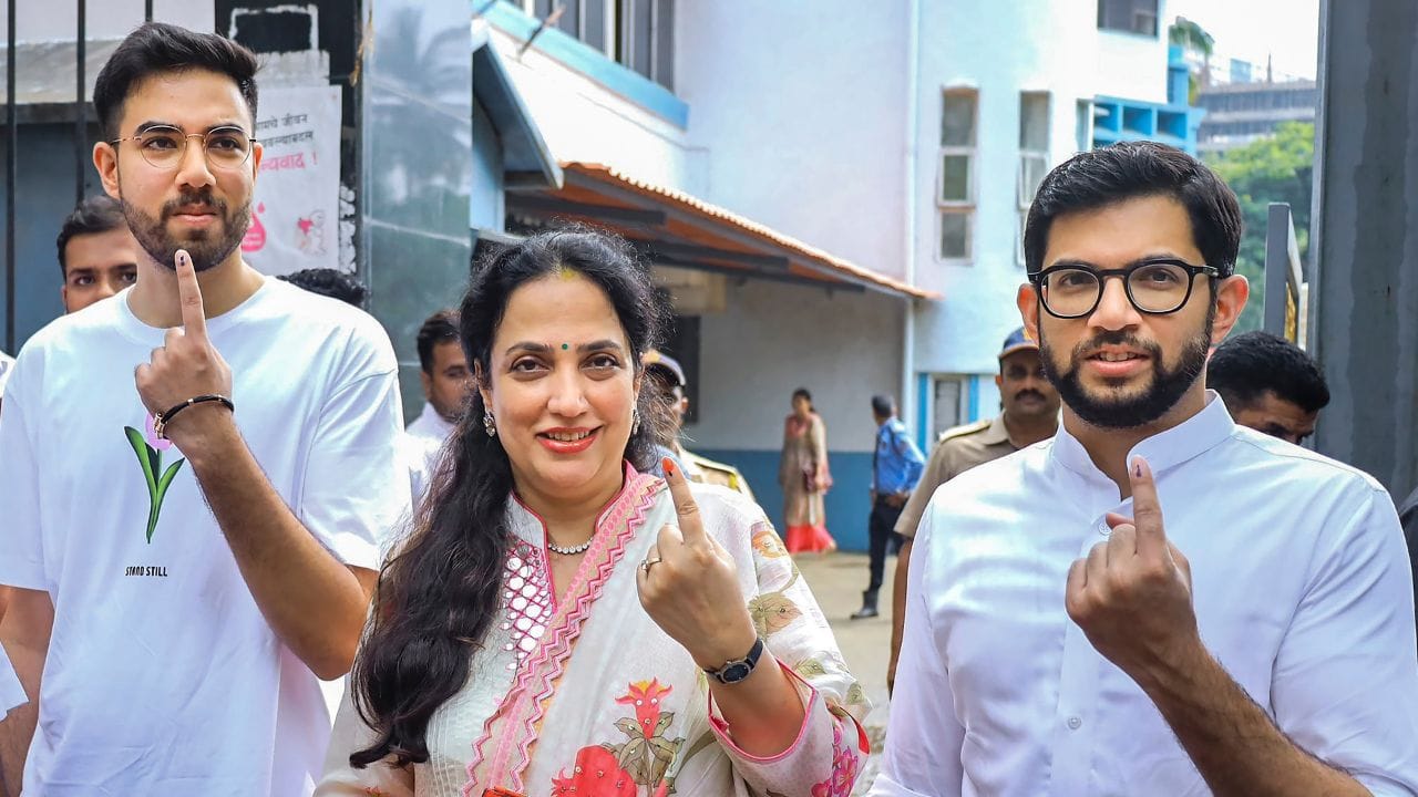 મીડિયા સાથે વાત કરતા, તેજસે કહ્યું, "મેં દરેક દશેરા રેલીમાં હાજરી આપી છે. મેં આખા મહારાષ્ટ્રનો પ્રવાસ કર્યો છે, પરંતુ લોકોએ ક્યારેય મને ધ્યાન આપ્યું નથી." જોકે, તેજસ ભીડ અને રેલીઓ કરતાં જંગલ પસંદ કરે છે.