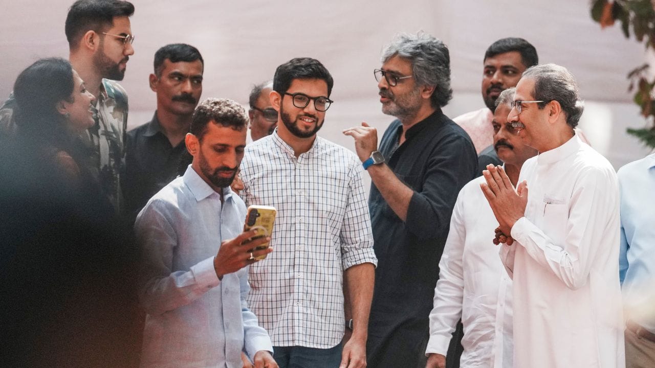 શિવસેનાના દિવંગત સુપ્રીમો બાળાસાહેબ ઠાકરેએ એક વખત તેમના પૌત્ર તેજસને "તોડફોડ કરનાર" (હુમલો કરનાર અને આક્રમક) સેના તરીકે ઓળખાવ્યા હતા.