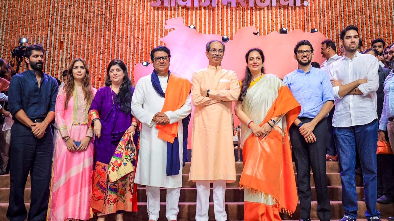 જોકે, તેજસ ઠાકરે અત્યાર સુધી સક્રિય રાજકારણથી દૂર રહ્યો છે. તેમને વન્યજીવન ફોટોગ્રાફી અને વૈજ્ઞાનિક સંશોધનમાં વધુ રસ હોવાનું માનવામાં આવે છે.