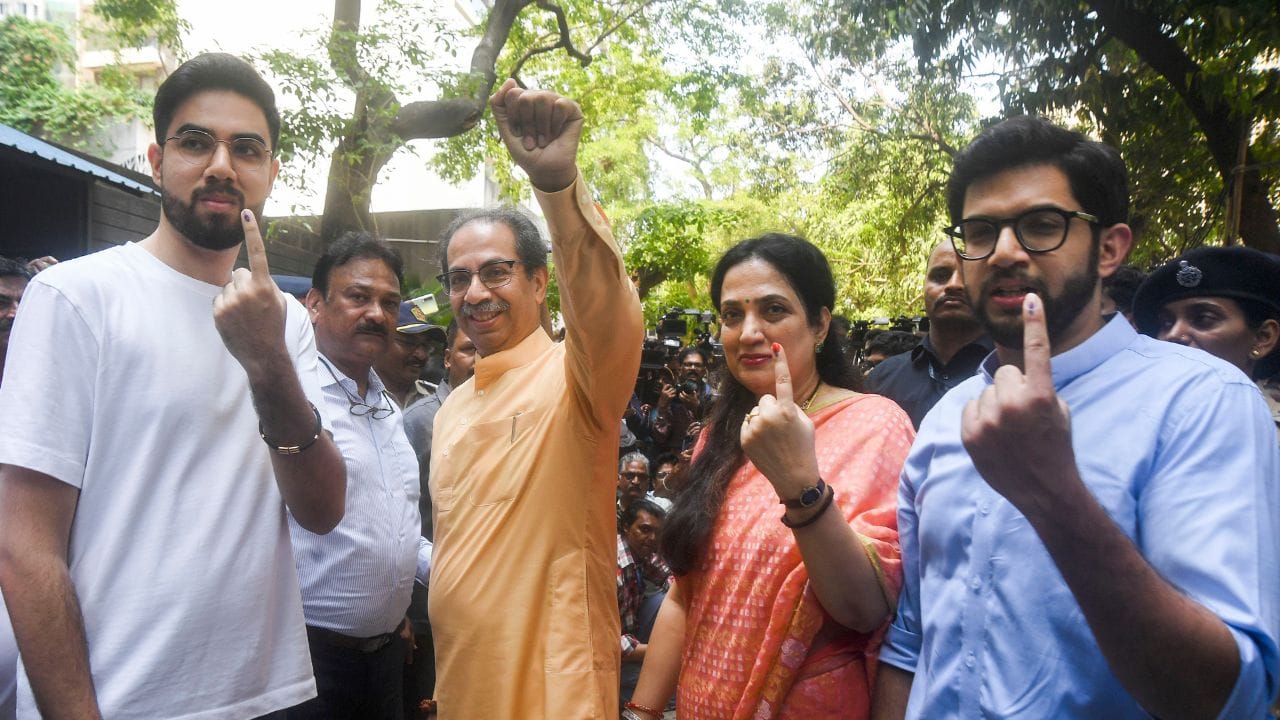 તેજસ ઠાકરે અગાઉ 2022માં રાજકારણમાં સક્રિય હતા. તેમણે તેમના મોટા ભાઈ આદિત્ય સાથે અનેક બેઠકોમાં હાજરી આપી હતી અને તેમના પિતા ઉદ્ધવ ઠાકરેના મુખ્યમંત્રી પદેથી રાજીનામું આપવા પર પણ પ્રતિક્રિયા આપી હતી.