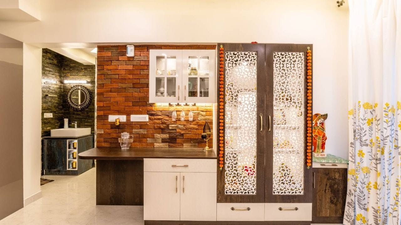 વાસ્તુશાસ્ત્ર બે બાબતો પર કામ કરે છે. સકારાત્મક ઉર્જા અને નકારાત્મક ઉર્જા. વાસ્તુશાસ્ત્ર અનુસાર, જ્યારે ઘરમાં નકારાત્મક ઉર્જા વધે છે, ત્યારે તેની તમારા અને તમારા આખા પરિવાર પર નકારાત્મક અસર પડે છે. ઘરમાં ઘણી સમસ્યાઓ ઊભી થાય છે, જેમ કે અચાનક મોટી કટોકટી, બિનજરૂરી તકરાર, અચાનક નાણાકીય કટોકટી, સ્વાસ્થ્ય સમસ્યાઓ વગેરે. 
