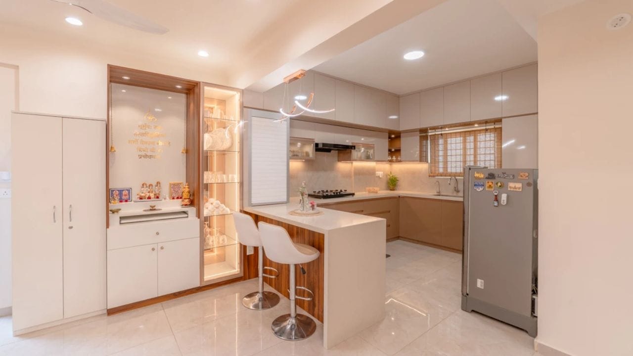 વાસ્તુશાસ્ત્ર એક એવું વિજ્ઞાન છે જે તમારા ઘરમાં સ્થાપત્ય ખામીઓનું નિરાકરણ પૂરું પાડે છે. ઘણીવાર, આપણી નાની ભૂલો વાસ્તુ ખામીઓ તરફ દોરી જાય છે જે તમને અને તમારા આખા પરિવારને અસર કરે છે.ચાલો તો જાણીએ કે રસોડામાં મંદિર રાખવુ જોઇએ કે નહીં