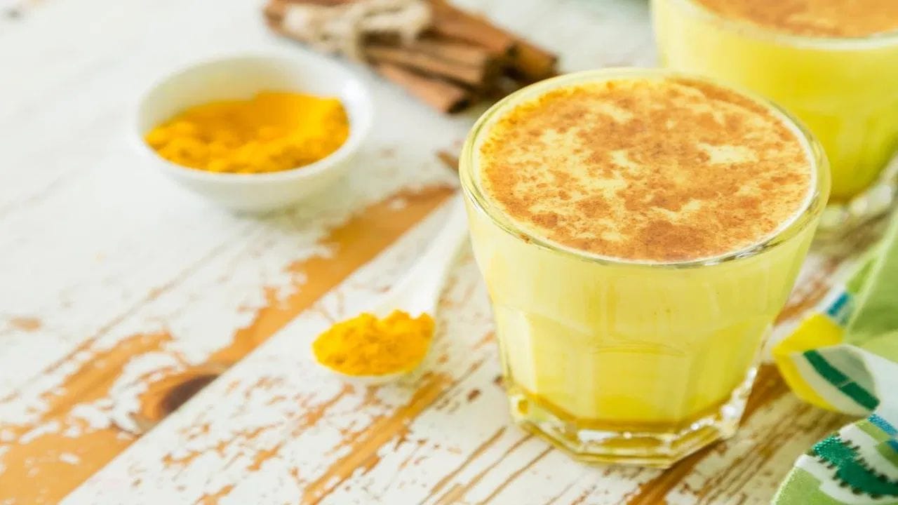 ધ્યાન રાખો કે, તમારે સવારે ખાલી પેટે હળદરવાળું દૂધ પીવાનું પણ ટાળવું જોઈએ, કારણ કે તેનાથી એસિડિટી અથવા હાર્ટ-બર્ન જેવી સમસ્યા ઊભી થઈ શકે છે. તમારી માહિતી માટે જણાવી દઈએ કે, નાસ્તા પછી હળદરવાળું દૂધ પી શકાય છે.