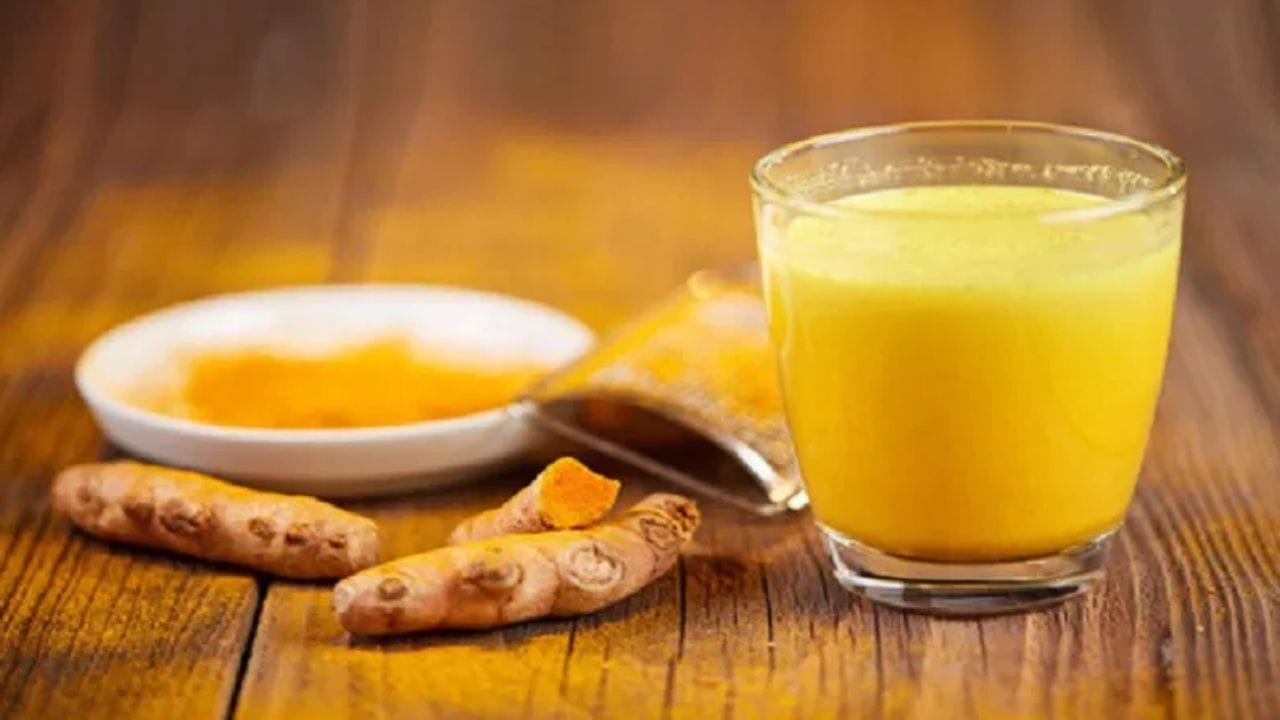 હેલ્થ એક્સપર્ટના જણાવ્યા અનુસાર, જો તમે રાત્રે સૂતા પહેલા હળદરવાળું દૂધ પીશો, તો તમને શ્વાસ લેવામાં તકલીફ પડી શકે છે. વધુમાં, જો તમને કિડનીમાં પથરી હોય, તો તમારે હળદરવાળું દૂધ પીવાનું ટાળવું જોઈએ. વધુ પડતું હળદરવાળું દૂધ પીવાથી લીવર પર પણ નકારાત્મક અસર પડી શકે છે.