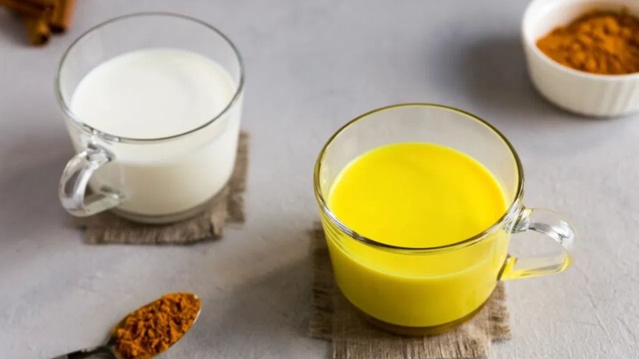 સૂતા પહેલા હળદરવાળું દૂધ પીવાથી તમારા સ્વાસ્થ્ય પર સકારાત્મકને બદલે નકારાત્મક અસર પડી શકે છે. આરોગ્ય નિષ્ણાતના મતે, સૂતા પહેલા હળદરવાળું દૂધ ન પીવું જોઈએ, કારણ કે તેનાથી ઘણી સ્વાસ્થ્ય સમસ્યાઓ થઈ શકે છે.
