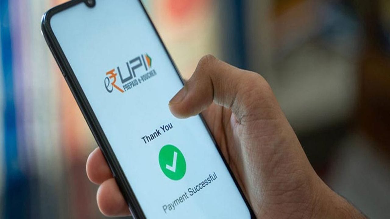 ડિજિટલ પેમેન્ટના યુગમાં, UPI અને ઓનલાઈન બેંકિંગે જીવન સરળ બનાવી દીધું છે. પૈસા હવે સેકન્ડોમાં ગમે ત્યાં મોકલી શકાય છે. પરંતુ આ ગતિ સાથે, એક સમસ્યા પણ વધી છે: ખોટા બેંક ખાતામાં અથવા ખોટા UPI ID માં પૈસા ટ્રાન્સફર થવા. આવી પરિસ્થિતિઓમાં લોકો ઘણીવાર ગભરાઈ જાય છે, પરંતુ સત્ય એ છે કે જો તમે યોગ્ય રીતે ફરિયાદ નોંધાવો છો તો તમારા પૈસા પાછા મળવાની શક્યતા રહે છે.