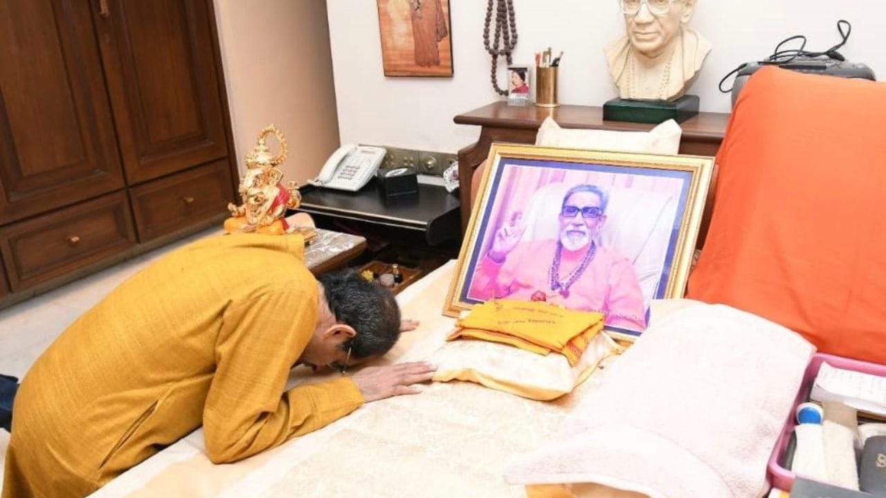 બાળાસાહેબના પરિવારની વાત કરીએ બાળાસાહેબ ઠાકરેના લગ્ન મીના ઠાકરે સાથે થયા હતા. બાલા અને મીનાને ત્રણ બાળકો હતા. તેમાંથી બિંદુમાધવ ઠાકરે, જયદેવ ઠાકરે અને ઉદ્ધવ ઠાકરે