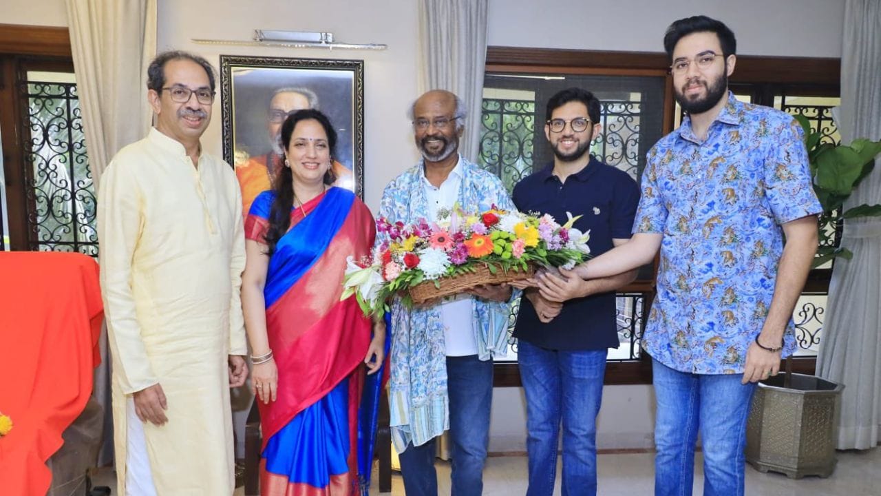  ઉદ્ધવ  ઠાકરેના લગ્ન રશ્મિ ઠાકરે સાથે થયા છે અને તેમને બે પુત્રો છે, આદિત્ય, જે વરલી મતવિસ્તારના ધારાસભ્ય તરીકે સેવા આપે છે, અને નાના દીકરાનું નામ તેજસ ઠાકરે છે.