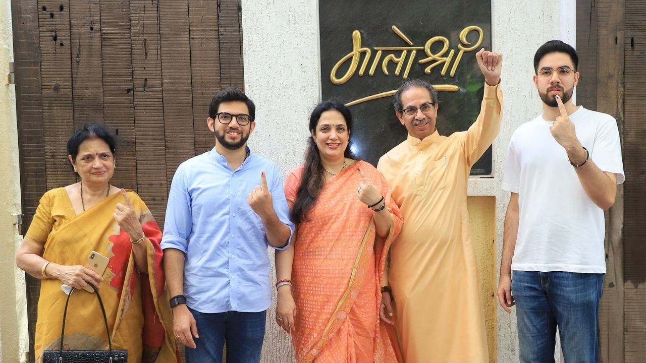 ઉદ્ધવ ઠાકરેને હંમેશા ફોટોગ્રાફીમાં ઊંડો રસ રહ્યો છે અને તેમણે 2004માં જહાંગીર આર્ટ ગેલેરીમાં મહારાષ્ટ્રના વિવિધ કિલ્લાઓના ફોટાઓનો સંગ્રહ પ્રદર્શિત કર્યો હતો.