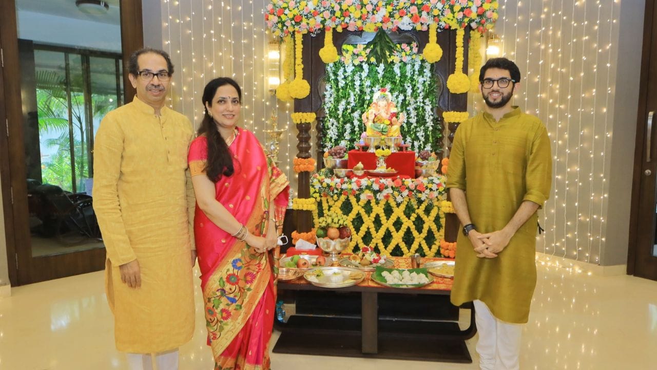 12 નવેમ્બર 2021ના રોજ, તેમની એચએન રિલાયન્સ હોસ્પિટલમાં સર્વાઇકલ સ્પાઇન સર્જરી કરવામાં આવી હતા. 