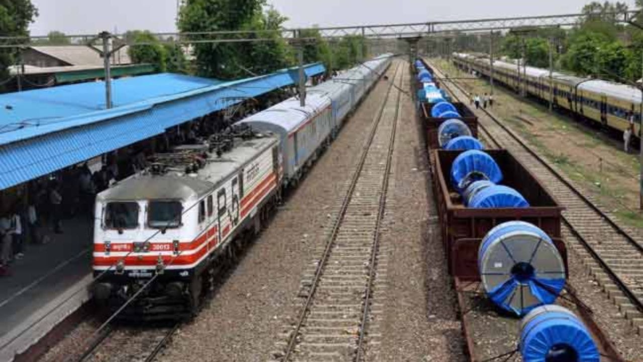 એક એવા રેલવે સ્ટેશનની કલ્પના કરો જ્યાંથી તમે દેશના દરેક ખૂણામાં જવા માટે ટ્રેન પકડી શકો. જ્યાં ટ્રેનોનો અવાજ ક્યારેય થંભતો નથી અને પ્લેટફોર્મ સવારથી રાત સુધી મુસાફરોથી છલકાતાં રહે છે. હજારો રેલવે સ્ટેશનો વચ્ચે એક એવું સ્ટેશન છે, જે ફક્ત મુસાફરીનું કેન્દ્ર નહીં પરંતુ સમગ્ર ભારતીય રેલવે નેટવર્કનું હૃદય ગણાય છે. ચાલો, આ અનોખા સ્ટેશન વિશે જાણીએ.