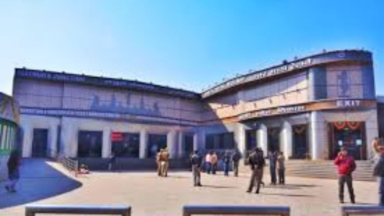 ભારતમાં અંદાજે 8,500 જેટલા રેલવે સ્ટેશનો છે, જેમાં મોટા અને નાના તમામ પ્રકારના સ્ટેશનોનો સમાવેશ થાય છે. દરેક રાજ્યમાં અનેક મહત્વપૂર્ણ સ્ટેશનો છે, પરંતુ જે સ્ટેશન દેશના તમામ ખૂણાઓને ટ્રેન સેવાઓ દ્વારા જોડે છે, તે છે મથુરા જંકશન.