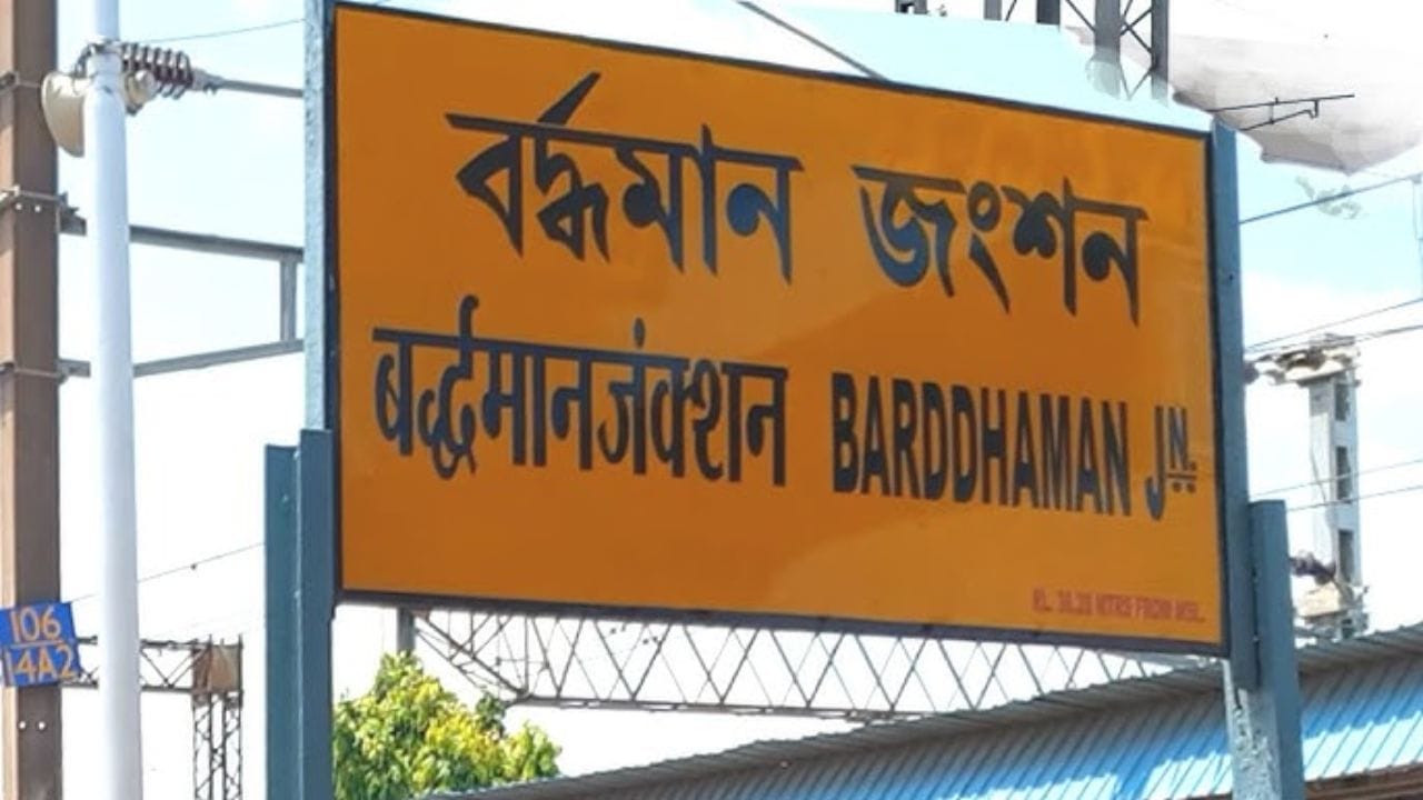 ભારતમાં અનેક એવા અનોખા રેલવે સ્ટેશનો છે, જેના વિશે સાંભળીને તમને વિશ્વાસ પણ નહીં આવે. ઉદાહરણ તરીકે, નવાપુર રેલવે સ્ટેશન એવું અનોખું સ્ટેશન છે જે મહારાષ્ટ્ર અને ગુજરાત – બંને રાજ્યોમાં સ્થિત છે. ઉપરાંત, અટારી રેલવે સ્ટેશન એવું સ્ટેશન છે જ્યાં જવા માટે વિઝાની જરૂર પડે છે. ભારતના અનોખા સ્ટેશનોની યાદીમાં વેંકટનરસિંહરાજુવારીપેટા જેવા સ્ટેશનનો પણ સમાવેશ થાય છે, જેનું નામ 28 અક્ષરોનું છે.