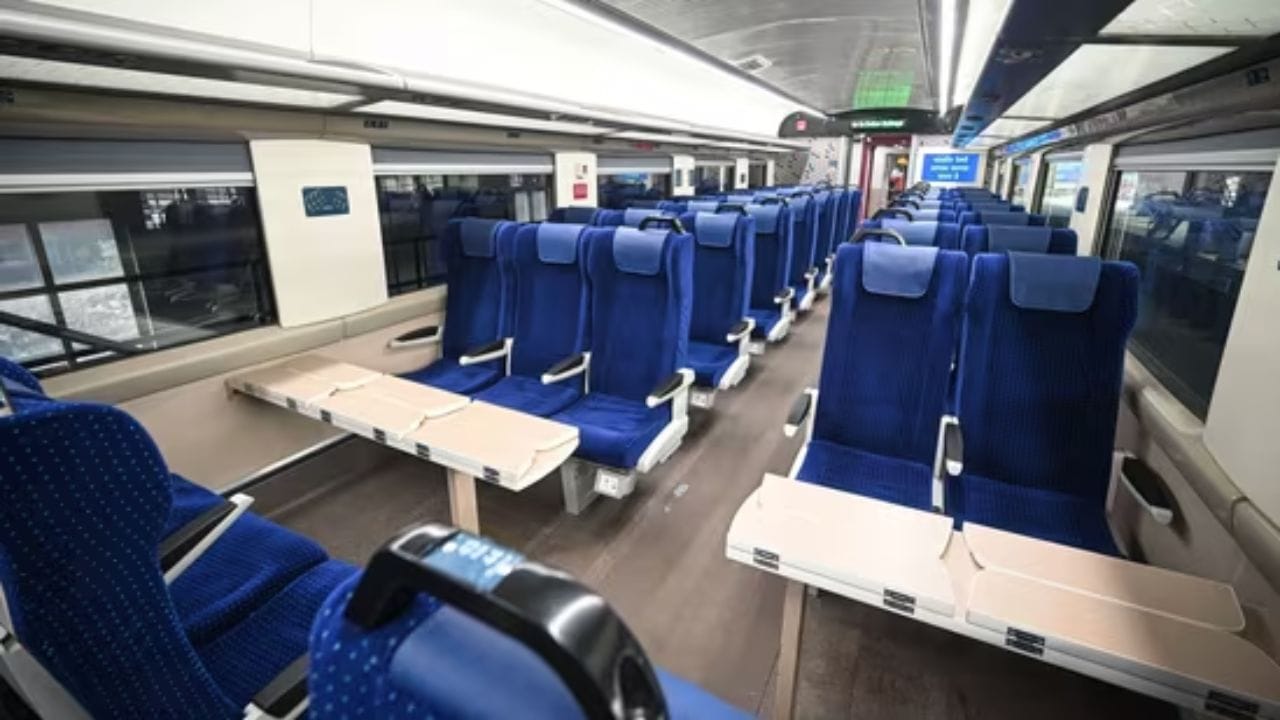 એડવાન્સ્ડ ટેકનોલોજી અને મુસાફરોની સુવિધા: વંદે ભારતમાં સંપૂર્ણપણે ઓટોમેટિક સ્લાઇડિંગ દરવાજા, એરક્રાફ્ટ સ્ટાઈલ બેઠક વ્યવસ્થા, સેન્સર-આધારિત બાયો-ટોઇલેટ અને ઓનબોર્ડ ડાયગ્નોસ્ટિક્સનો પણ ઉપયોગ થાય છે. તે રિજનરેટિવ બ્રેકિંગનો પણ ઉપયોગ કરે છે. જે બ્રેકિંગ દરમિયાન વીજળી ઉત્પન્ન કરે છે અને તેને સિસ્ટમમાં પાછી આપે છે.