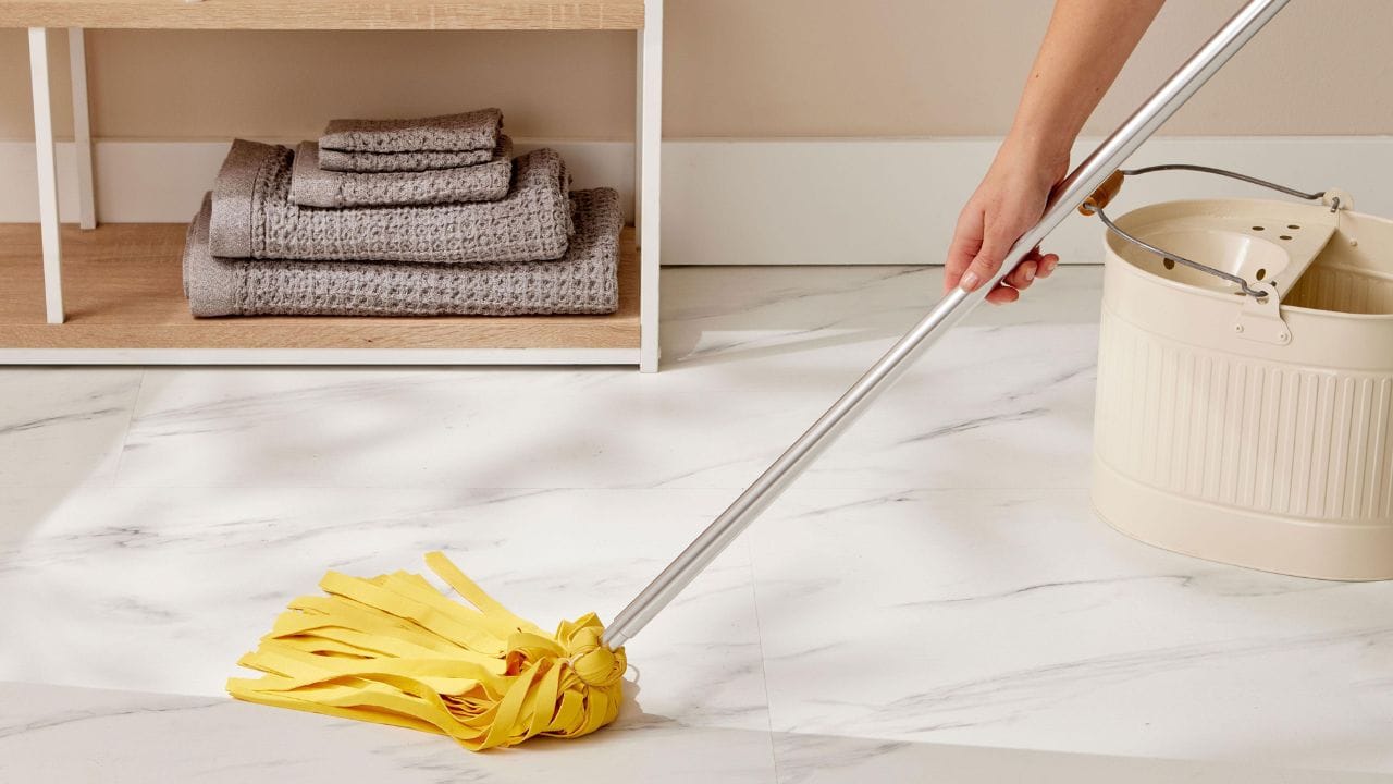 કેવી રીતે શરૂઆત કરવી: વાસ્તુ અનુસાર મુખ્ય દરવાજાથી ઘર સાફ કરવાનું શરૂ કરવું હંમેશા શુભ માનવામાં આવે છે. એવું માનવામાં આવે છે કે આનાથી બહારથી નકારાત્મક ઉર્જા પ્રવેશ કરે તે પહેલાં જ તે દૂર થઈ જાય છે.
