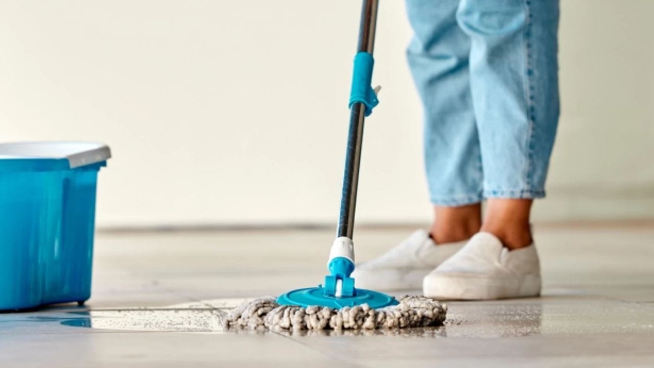 આ રીતે પૂર્ણ કરો: તમે જ્યાંથી શરૂઆત કરી હોય ત્યાં જ મોપિંગ પૂર્ણ કરવાનો પ્રયાસ કરો. આ પદ્ધતિ ઘરમાં સકારાત્મક ઉર્જા જાળવી રાખવામાં મદદ કરે છે.
