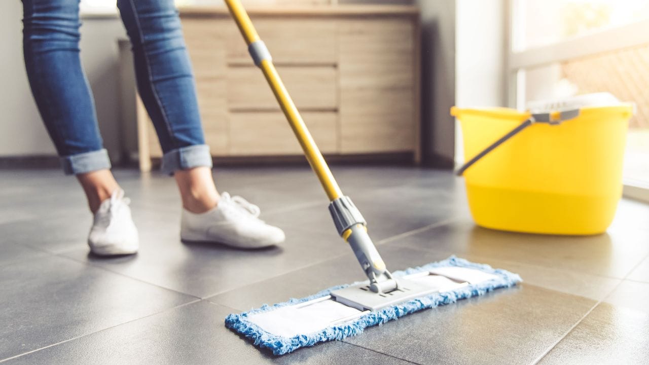 ક્યારે મોપિંગ કરવું: ઘણા લોકો સવારે મોપિંગ કરે છે અથવા બપોરે મોપિંગ કરે છે. જોકે વાસ્તુ અનુસાર મોપિંગ કરવાનો શ્રેષ્ઠ સમય બ્રહ્મ મુહૂર્ત છે. આ સમય સૂર્યોદય પહેલા સવારે 4:00 થી 5:30 વાગ્યાની વચ્ચેનો છે. જો આ સમયમાં પોસિબલ ન હોય તો સૂર્યોદય પછી તરત જ મોપિંગ કરી શકાય છે.
