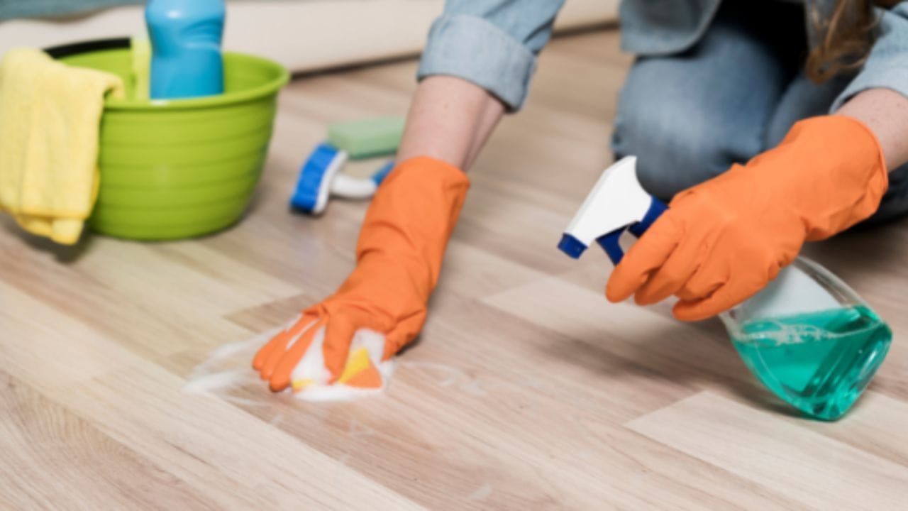 હાથ ધોવાના ઉપાયો: તમારા ઘરમાંથી નકારાત્મકતા દૂર કરવા માટે મોપિંગ કરવાના પાણીમાં થોડું મીઠું અથવા લીંબુનો રસ ઉમેરો. વાસ્તુ માને છે કે આ ઉપાય નકારાત્મક ઉર્જા શોષવામાં મદદ કરે છે.
