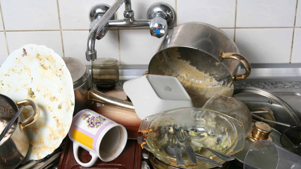 દેવી લક્ષ્મીની નિરાશાને કારણે, સુખ અને સમૃદ્ધિ વધતી અટકી જાય છે. જ્યારે દેવી અન્નપૂર્ણાની નિરાશાને કારણે, ધન અને અનાજ ઘટવા લાગે છે. આવી સ્થિતિમાં, રાતે એઠા વાસણ ના મુકી રાખવા જોઈએ.