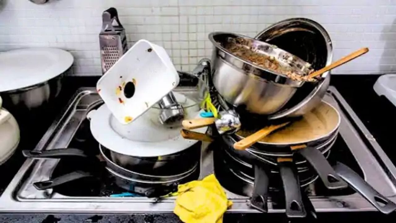 વાસ્તુશાસ્ત્ર અનુસાર, રાત્રે રસોડામાં એઠા વાસણો ક્યારેય એકઠા થવા દેવા જોઈએ નહીં. હકીકતમાં, રાતે આ રીતે એઠા વાસણો છોડી દેવાને અશુભ માનવામાં આવે છે.